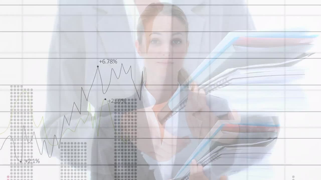 Animazione di elaborazione dati su donna d'affari caucasica con documenti