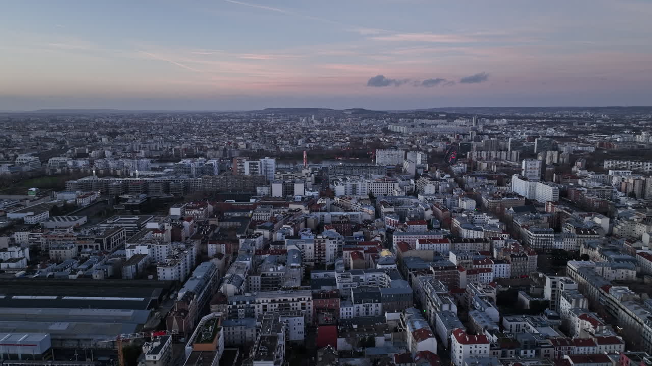 스카이 하이 오버 클리시: 도시에서 멀리 떨어진 파리 동네의 매력을 목격하는 것