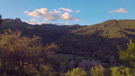 Vorwärts-Auf-Die-Bergige-Landschaft