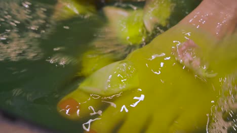 Refrescante-Baño-De-Pies-En-Una-Bañera-Con-Pétalos-De-Rosa-En-El-Salón-De-Belleza