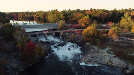 Antenne-Von-White&#39;s-Falls,-Umgeben-Von-Landschaft-Mit-Herbstlaub