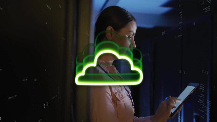 Cloud computing-animation over en kvinde, der bruger tablet i et serverrum