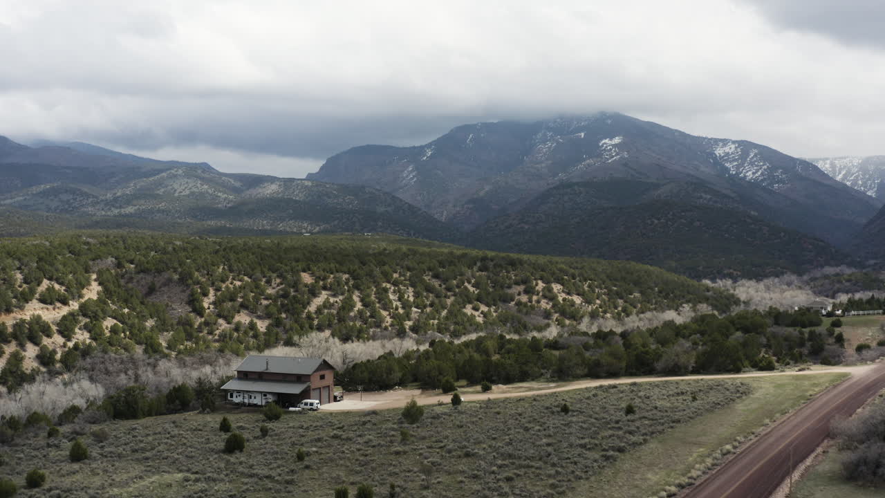 cabaña en las montañas con un hermoso telón de fondo de naturaleza escénica - antena