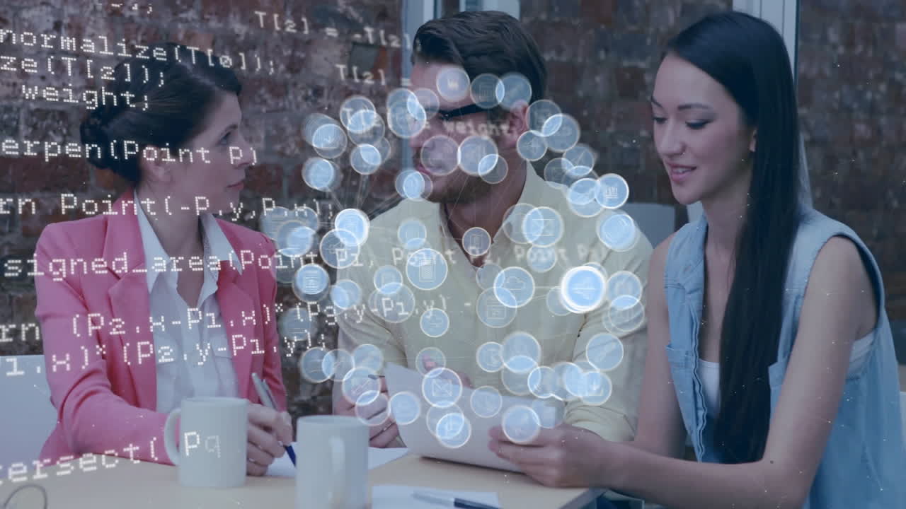 animación de iconos de medios y procesamiento de datos sobre diversos colegas discutiendo el trabajo en la reunión