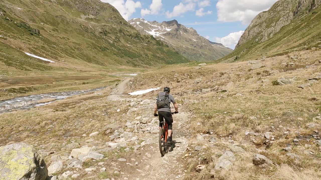 bicicleta mtb montando en un hermoso sendero único en los alpes austriacos con un increíble paisaje montañoso salvaje