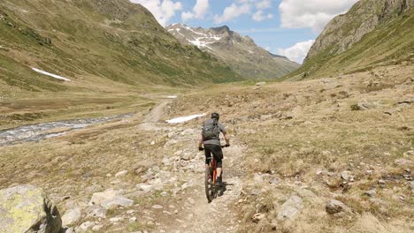 bicicleta mtb montando en un hermoso sendero único en los alpes austriacos con un increíble paisaje montañoso salvaje