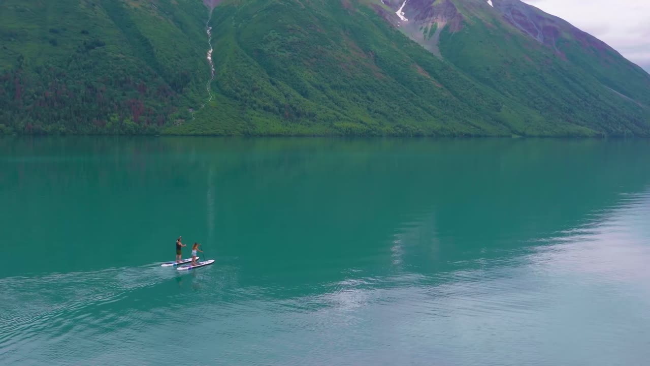 una pareja remando en el lago kenai en alaska