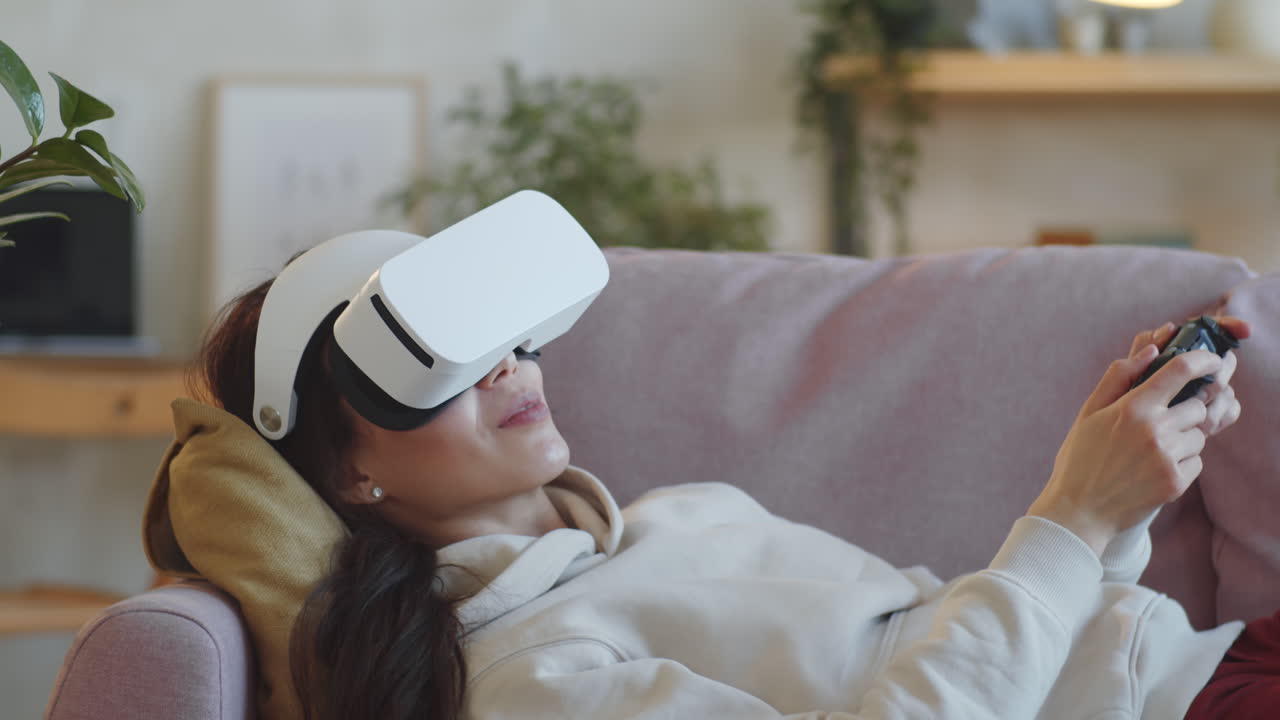 mujer jugando con auriculares vr y gamepad en casa