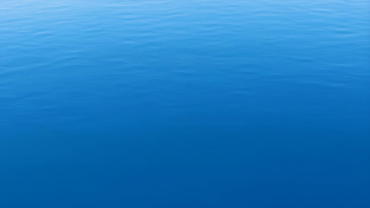 Rustig blauw oceaanoppervlak met zachte rimpelingen