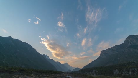 Timelapse-Del-Atardecer-De-Nubes-Y-Montañas-En-Monterrey