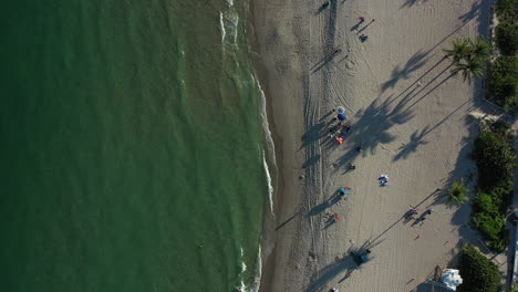 Exotische-4K-Luftaufnahme-Von-Oben-Nach-Unten-Auf-Die-Küste-Von-Fort-Lauderdale-Beach-In-Florida
