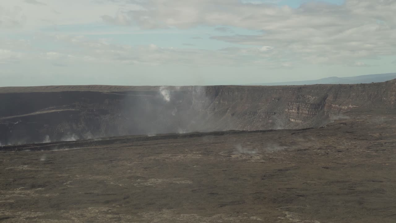 gran bocanada de humo que sale del cráter del volcán