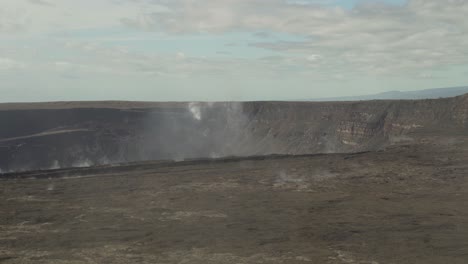 Gran-Bocanada-De-Humo-Que-Sale-Del-Cráter-Del-Volcán