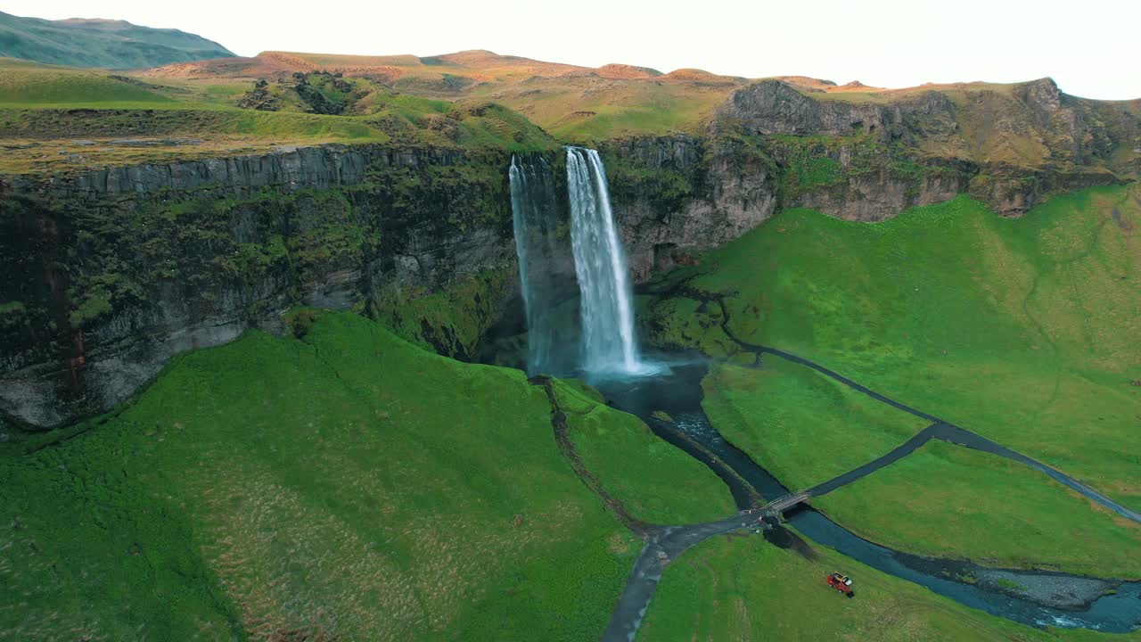 cascada de seljalandsfoss alimentada por un glaciar volcánico en cascada desde un acantilado, islandia