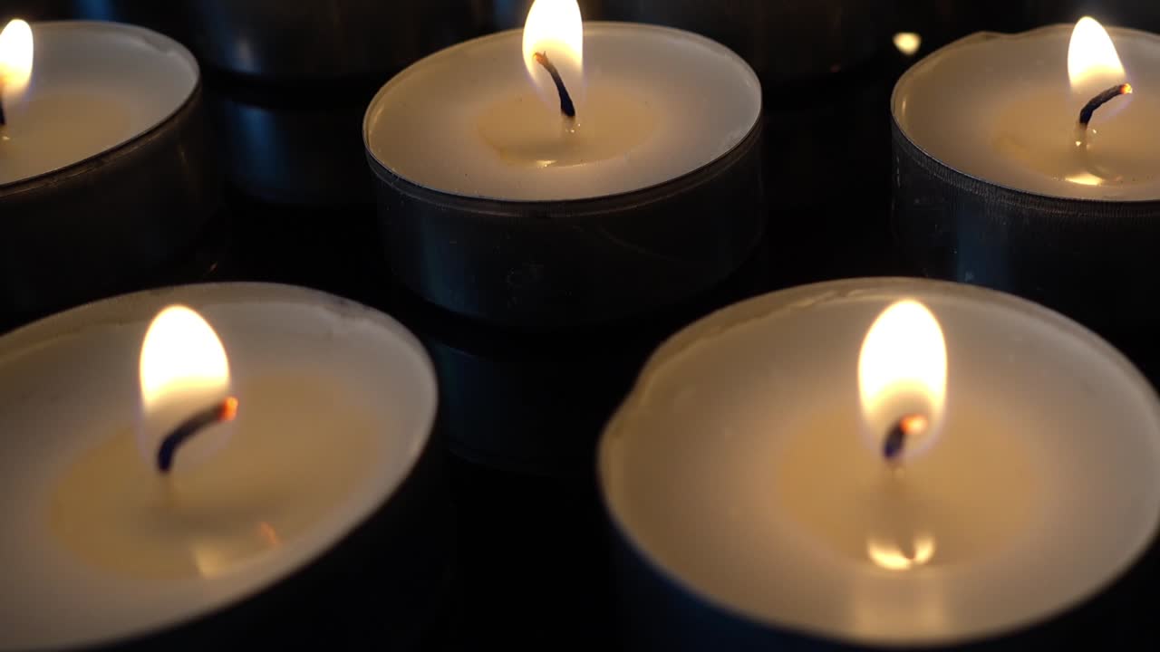 Candele su sfondo nero