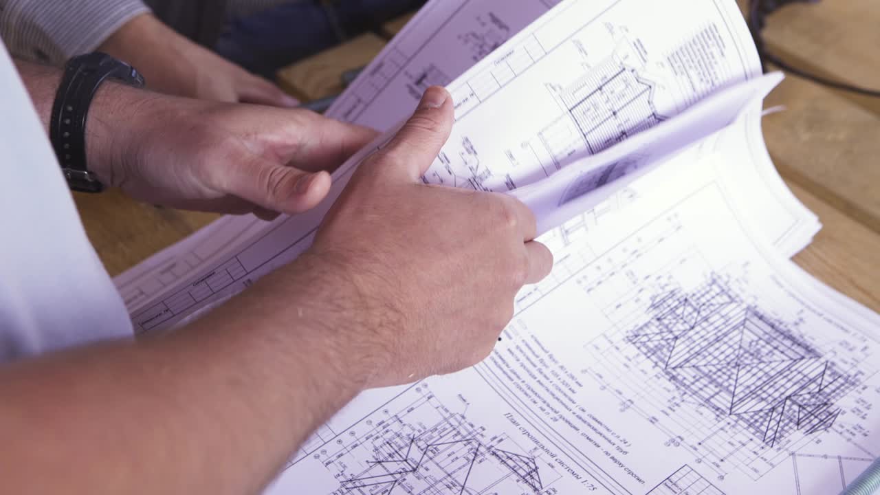 equipo de construcción que revisa los planos de construcción