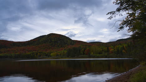 Sonnenaufgang-Im-Zeitraffer-An-Einem-See-Im-Mont-Tremblant-Nationalpark