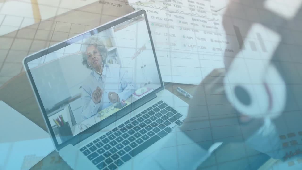Animazione di elaborazione dati su uomo afroamericano che fa una videochiamata con un'insegnante a casa.