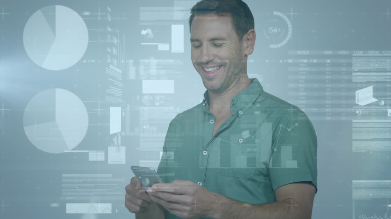 animación de procesamiento de datos estadísticos contra un hombre caucásico usando un teléfono inteligente y sonriendo