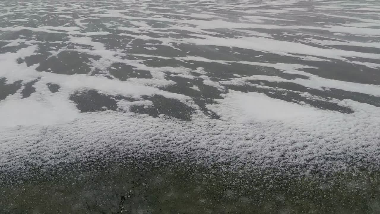 물이 얼면서 얼음의 갈라진 틈을 따라 쌓이는 차갑게 부는 눈의 느린 팬