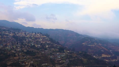 vista de urbanización de la ciudad desde la cima de una colina con una enorme construcción en el día desde un video de ángulo plano tomado en bomdila arunachal pradesh india
