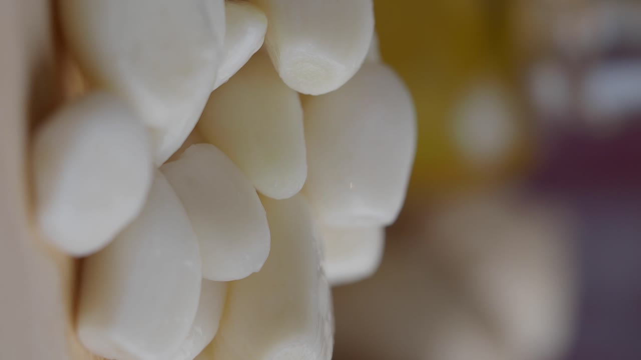 Primo piano di spicchi d'aglio freschi sbucciati
