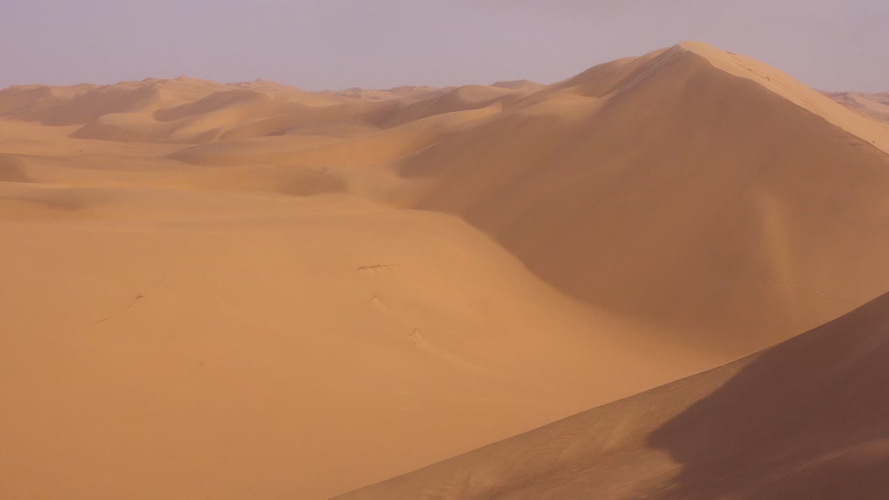 fuertes vientos soplan a través de las asombrosas dunas de arena del desierto de namib a lo largo de la costa esquelética de namibia 8