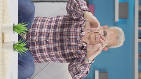 video vertical del hombre haciendo el símbolo del corazón para la cámara.
