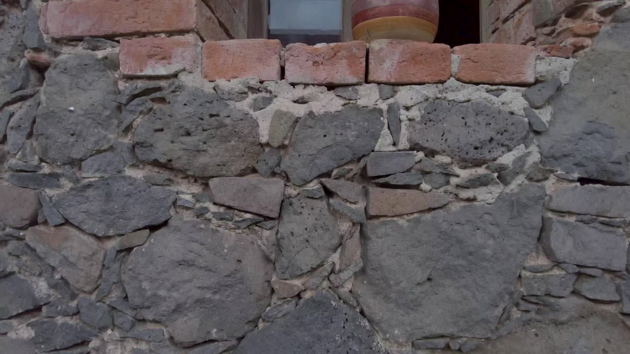 오래된 멕시코 농원의 창문에 놓인 선박의 크레인 노출 샷