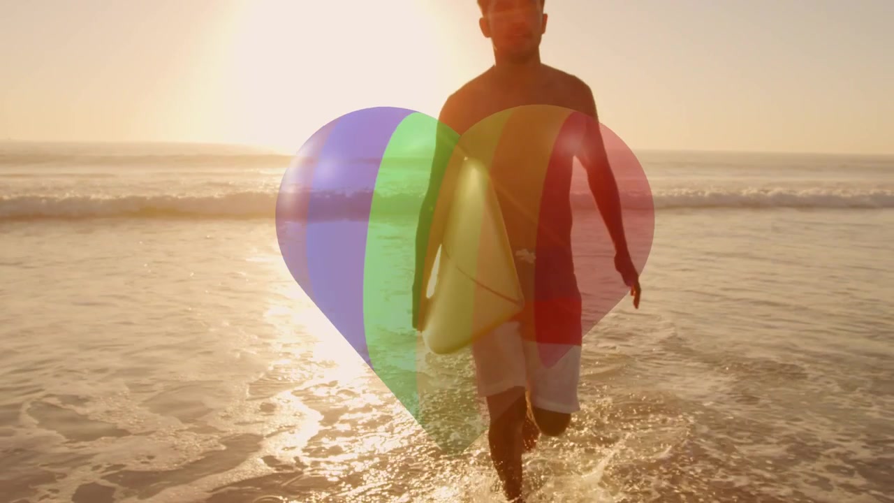 Surfista maschio che cammina verso la riva, dopo aver finito di surfare, portando la tavola, con grafica a cuore che pulsa, marketing.