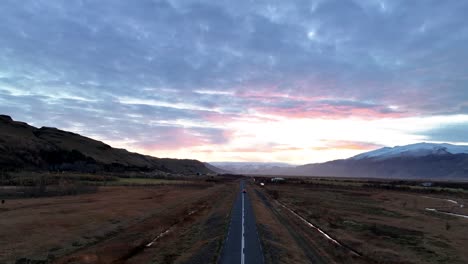 vehículo conduciendo hacia las tierras altas durante la hora dorada en el sur de islandia - disparo de avión no tripulado
