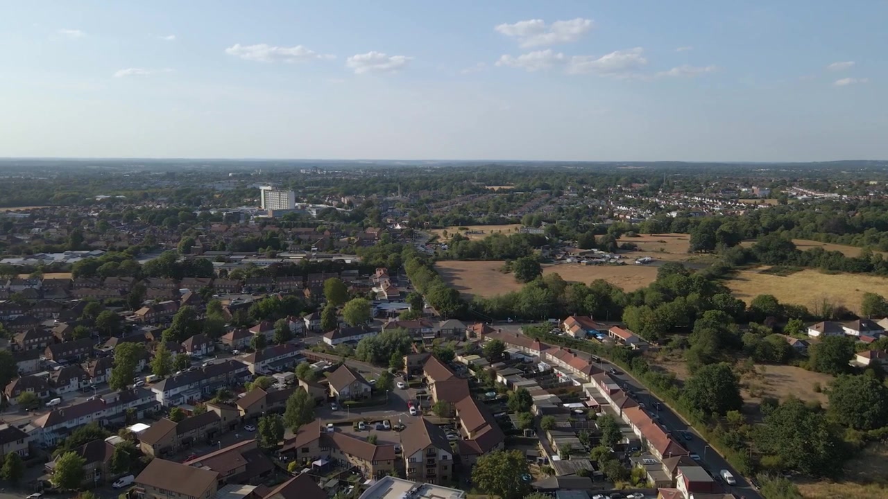Vista aérea de la ciudad de Uxbridge mostrando zonas residenciales y comerciales. Las imágenes de dron capturan la estructura urbana y el entorno dinámico de los distritos exteriores del Gran Londres.