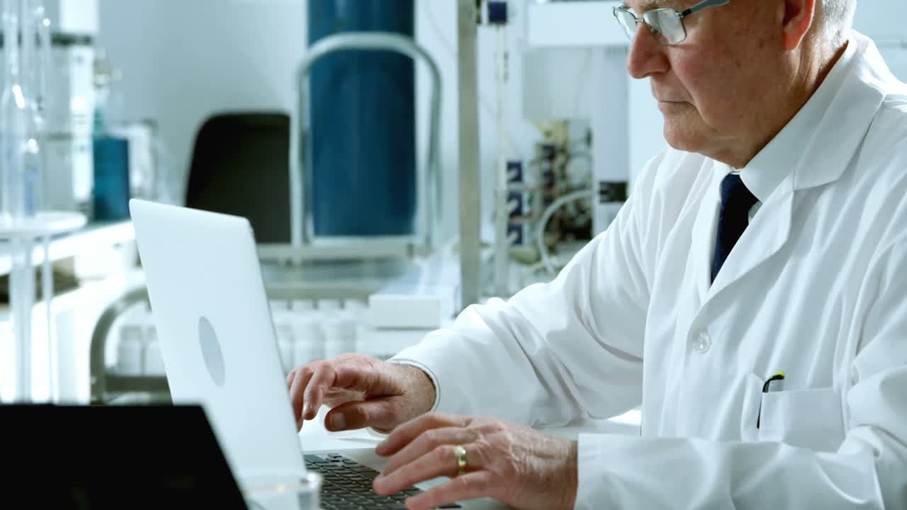 científico masculino que usa una computadora portátil 4k
