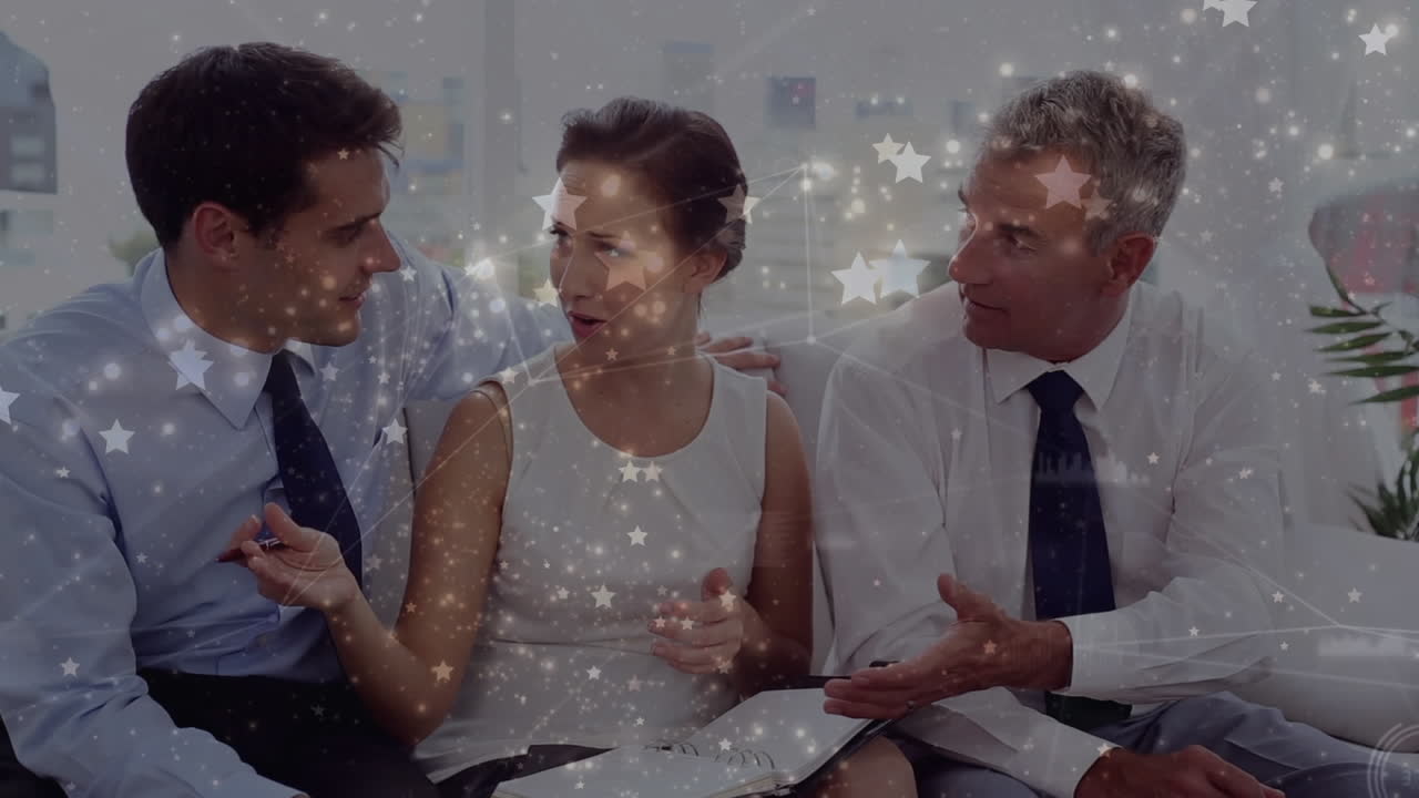 매력적 인 사업가 들 이 소파 에서 사업 사업 에 대해 논의 하고 있다