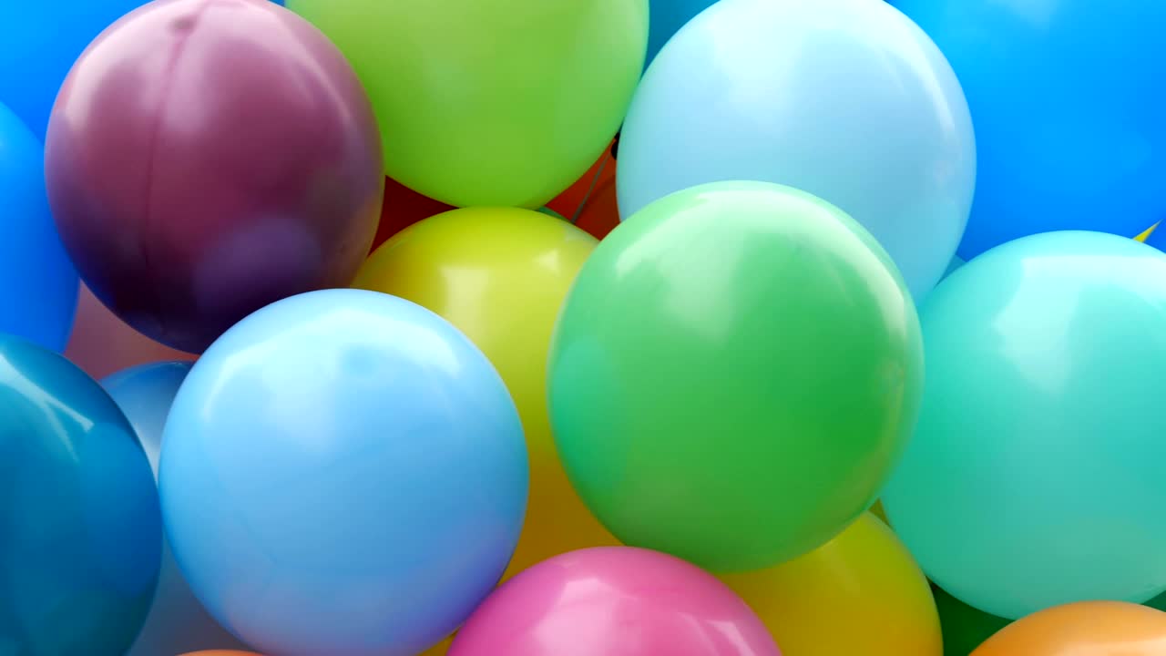 los globos de helio de color.