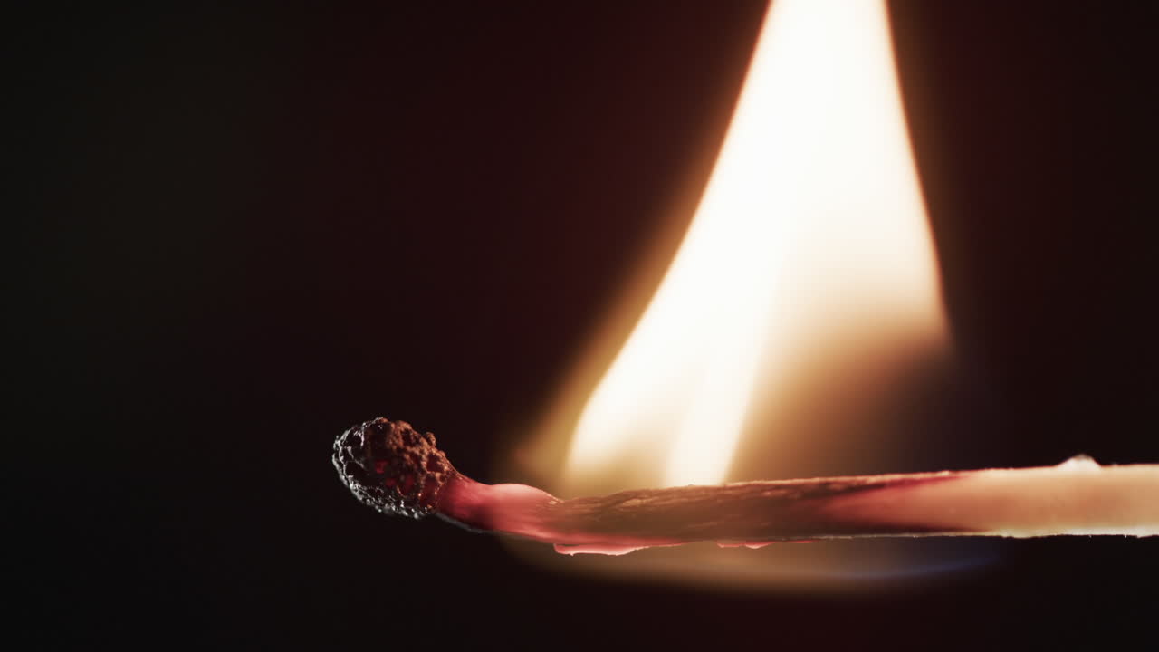 노란색 불꽃과 검은색 배경의 복사 공간으로 경기의 클로즈업 비디오