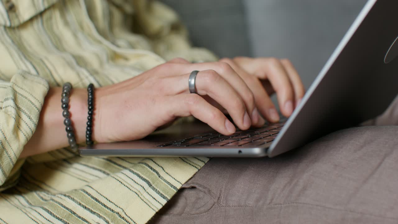 persona que utiliza una computadora portátil