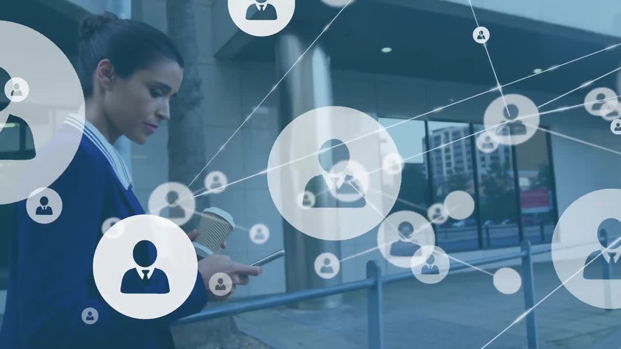 animación de una red de iconos de perfiles sobre una mujer de negocios biracial que usa un teléfono inteligente al aire libre