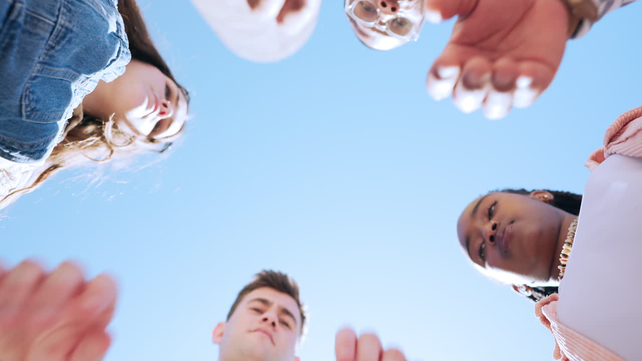 파란 하늘, 친구들과 손을 잡고 있는 사람들