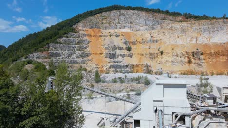 impresionantes imágenes de drones de 4k de la cantera cerca de velenje en el país de eslovenia