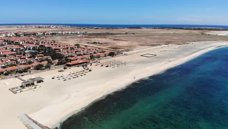 Luftaufnahme-Des-Bikini-Strands-In-Kap-Verde-Mit-Villen-Am-Strand