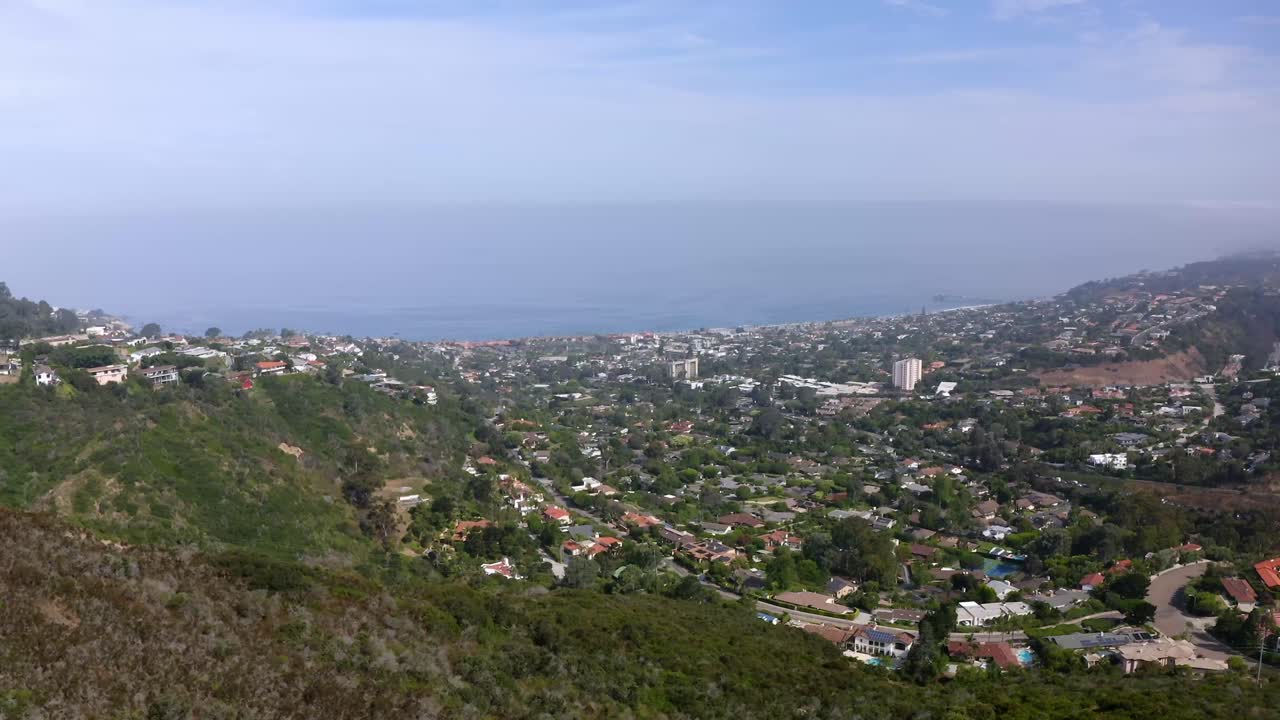 Vista cinematografica con drone di La Jolla, San Diego, con l'oceano sullo sfondo.