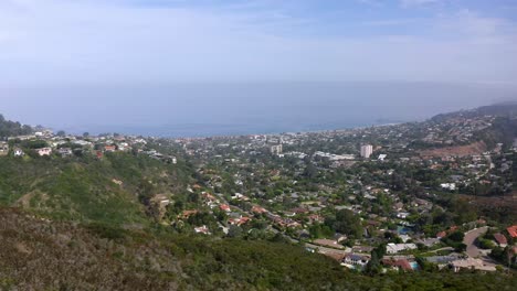 vista cinematográfica de drones de la jolla, san diego con el océano en el fondo