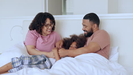 Padres,-Niños-O-Cosquillas-En-La-Cama-En-Comunicación