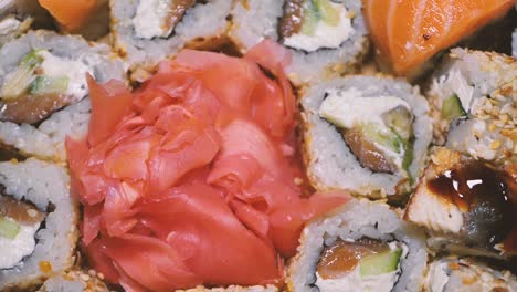 Alle-Arten-Von-Sushi-Mit-Rosa-Eingelegtem-Ingwer