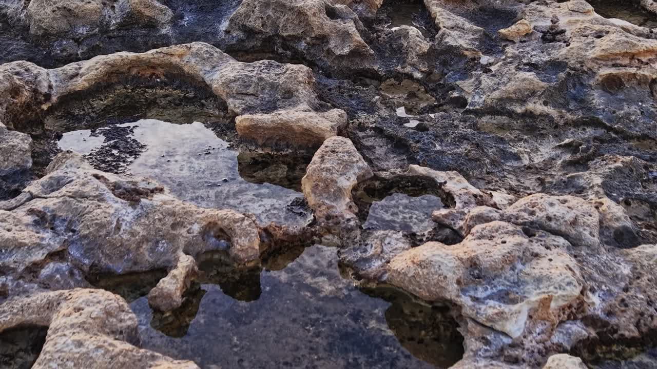 Saltlejligheder på Malta viser unikke klippeformationer, der reflekterer vand