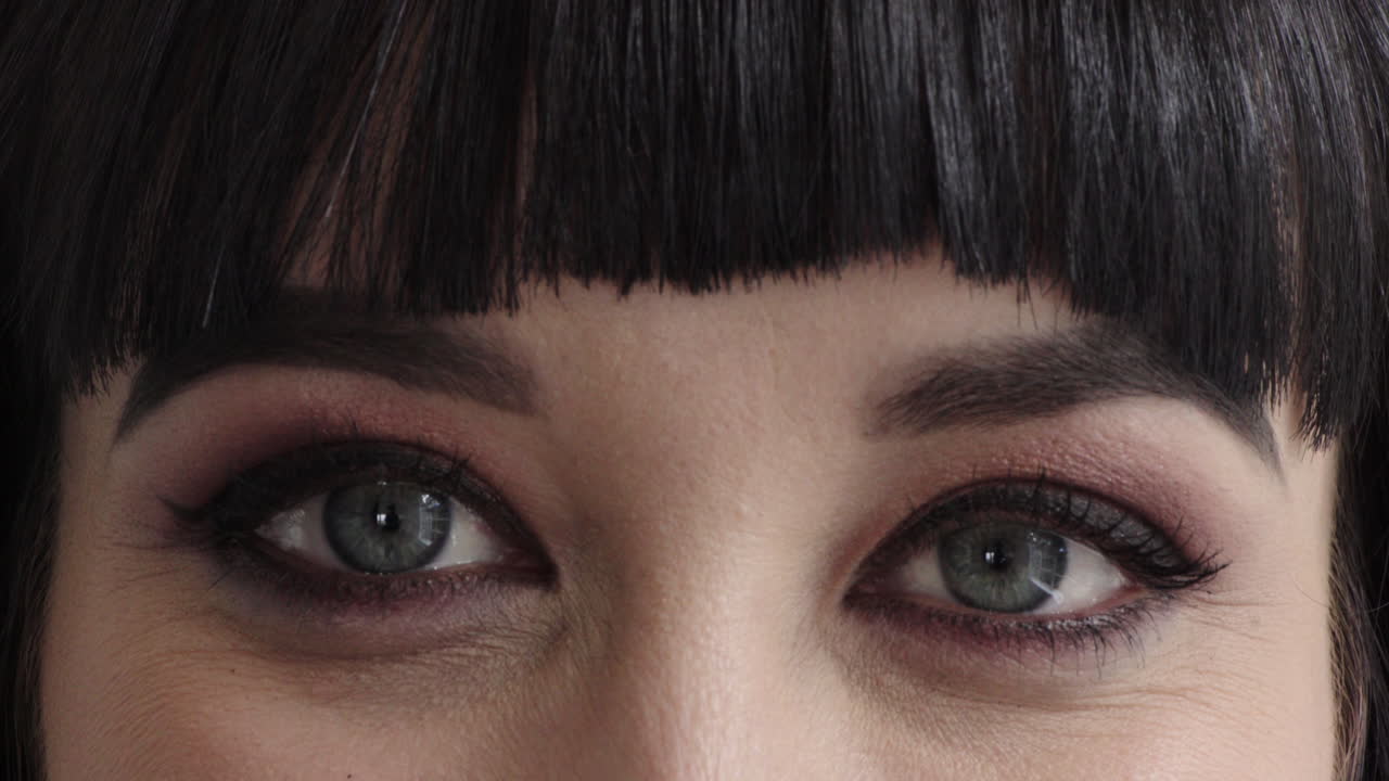 mujer caucásica de cerca ojos abiertos usando maquillaje mirando a la cámara belleza cosméticos