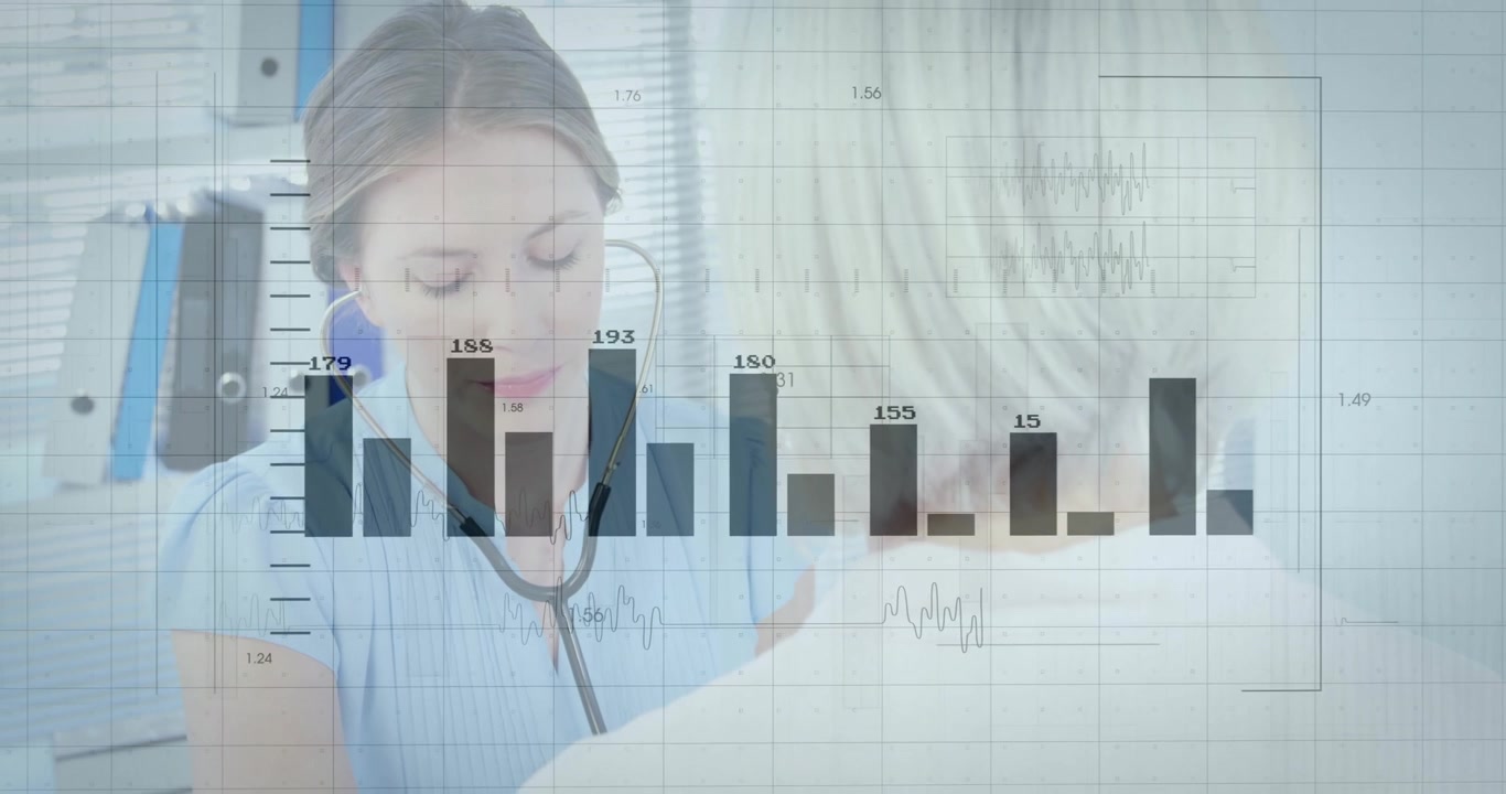Dottoressa anziana che usa uno stetoscopio in clinica, sovrapponendo grafici e diagrammi digitali trasparenti.