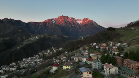 美麗的空中景色, 塞里亞納山谷和它的山脈在日出, 奧羅比阿爾卑斯山, 伯加莫, 意大利