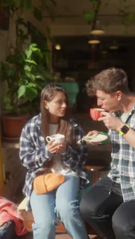 pareja disfrutando de café al aire libre